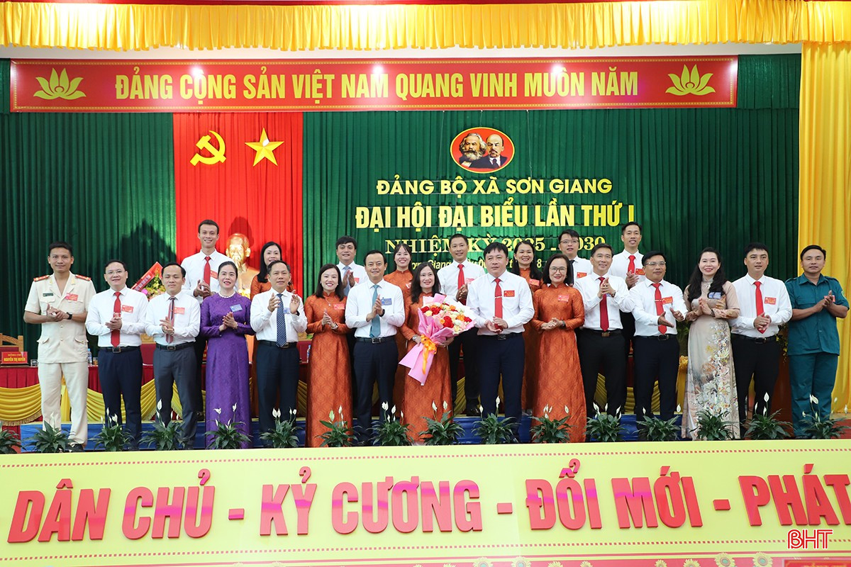 Trưởng ban Tuyên giáo và Dân vận Tỉnh ủy và các đại biểu tặng hoa chúc mừng Ban Chấp hành Đảng bộ xã Sơn Giang nhiệm kỳ 2025 - 2030.