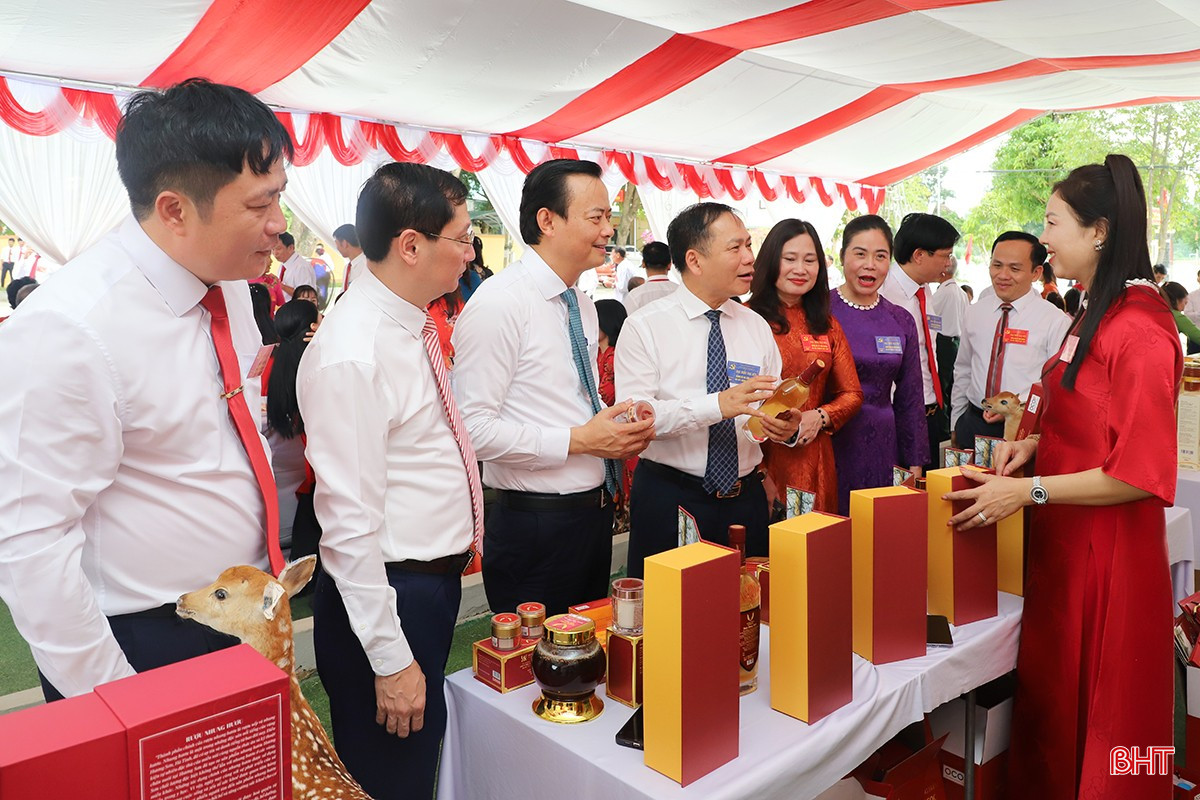 Trưởng ban Tuyên giáo và Dân vận Tỉnh ủy và các đại biểu tham quan gian hàng trưng bày sản phẩm OCOP xã Sơn Giang.