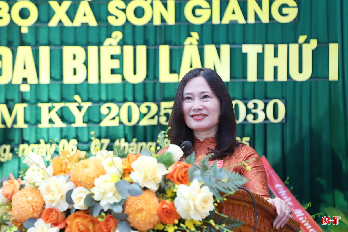 Đồng chí Hà Thị Huyền - Bí thư Đảng ủy, Chủ tịch HĐND xã Sơn Giang trình bày báo cáo chính trị Đại hội Đảng bộ xã nhiệm kỳ 2025 - 2030.