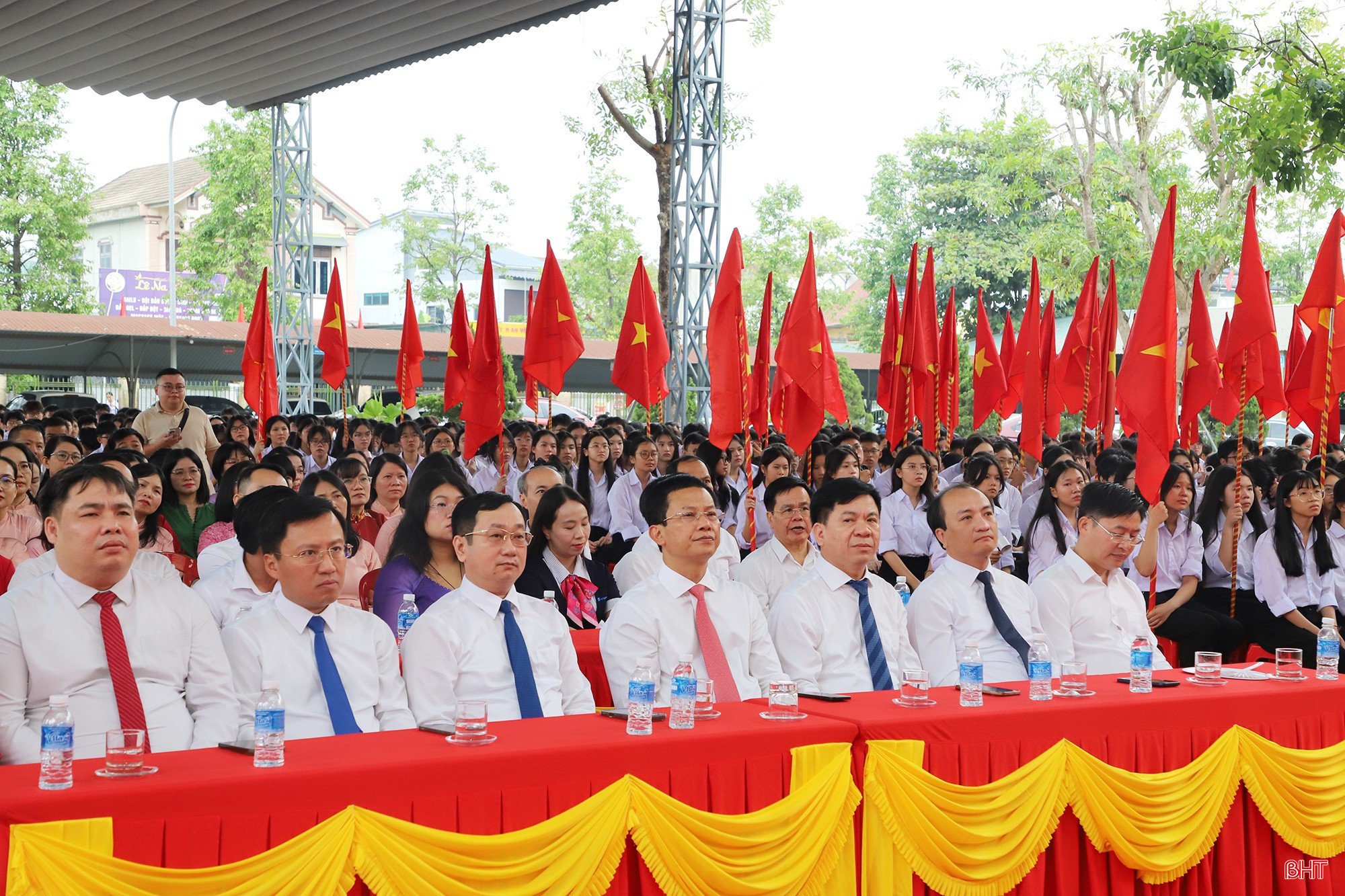 Phó Chủ tịch UBND tỉnh Nguyễn Trọng Hiếu và đại biểu dự lễ khai giảng tại Trường THPT Chuyên Hà Tĩnh.