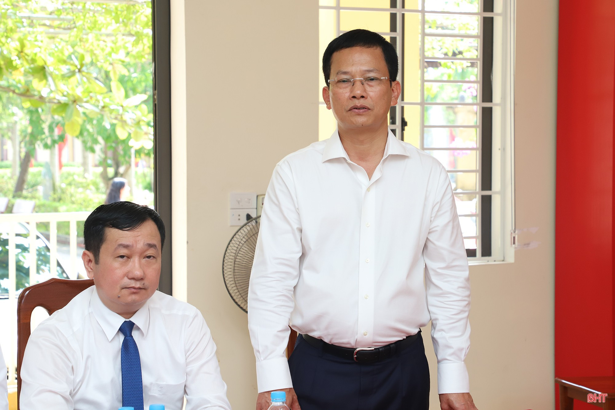 Phó Chủ tịch UBND tỉnh Nguyễn Trọng Hiếu chúc mừng thầy cô và học sinh Trường THCS Thạch Khê.