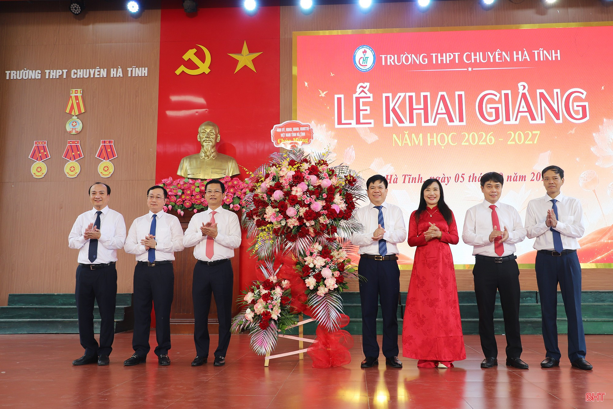 Phó Chủ tịch UBND tỉnh Nguyễn Trọng Hiếu và các đại biểu tặng hoa chúc mừng thầy cô và học sinh Trường THPT Chuyên Hà Tĩnh.