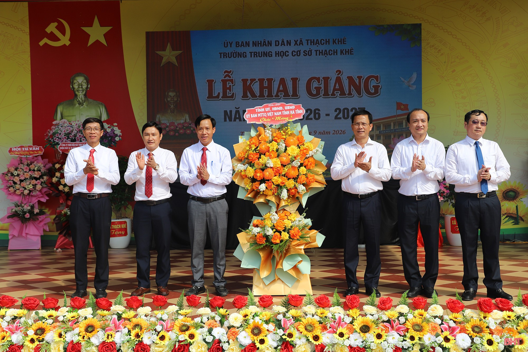 Phó Chủ tịch UBND tỉnh Nguyễn Trọng Hiếu và đại biểu tặng hoa chúc mừng thầy cô và học sinh Trường THCS Thạch Khê.