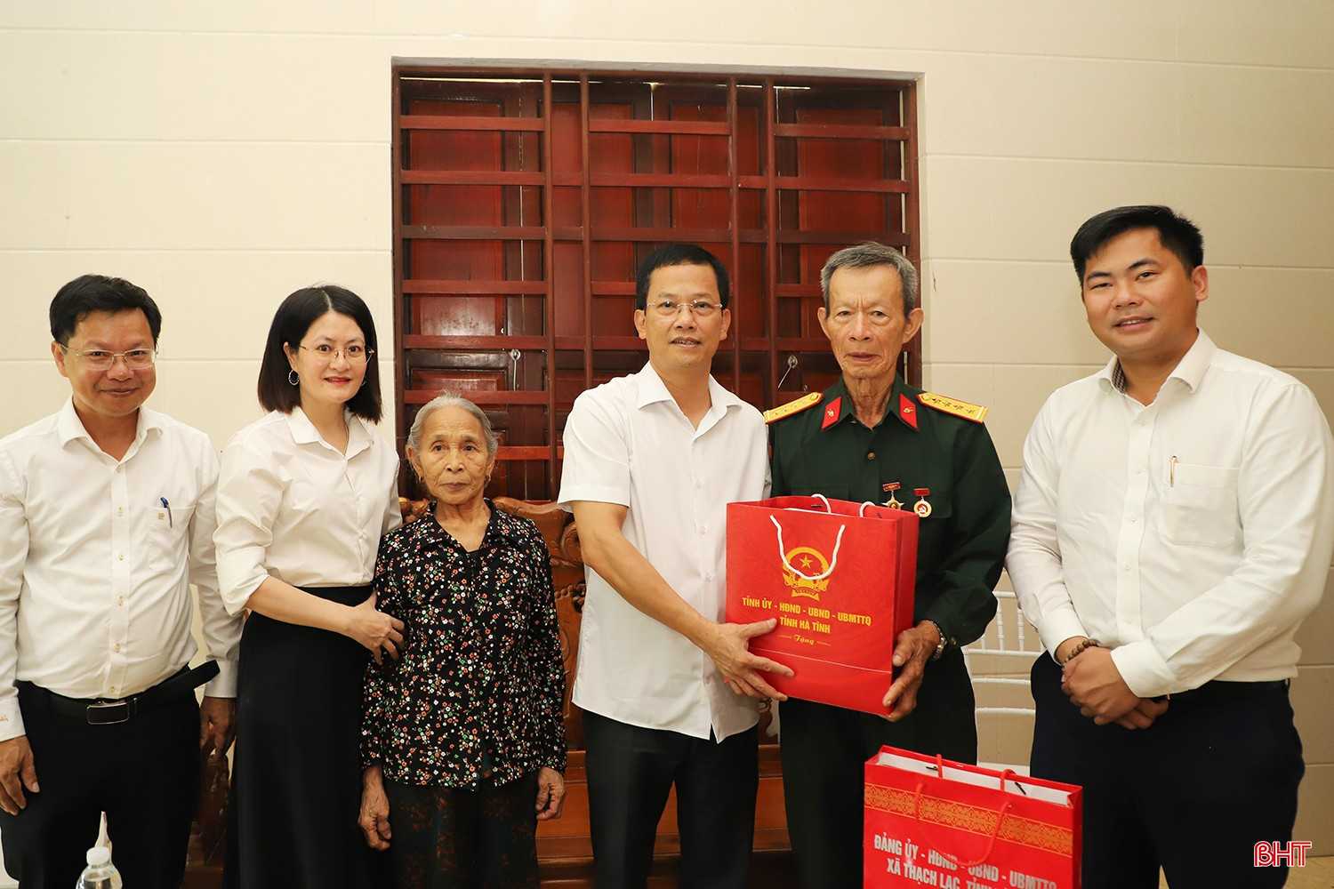 Đoàn thăm hỏi, tặng quà ông Ngô Văn Tuệ (SN 1947, thôn Thạch Vĩnh, xã Thạch Lạc), bệnh binh mất sức 61%.
