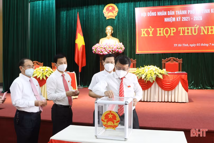 Bí thư Thành ủy Dương Tất Thắng giữ chức Chủ tịch HĐND TP Hà Tĩnh