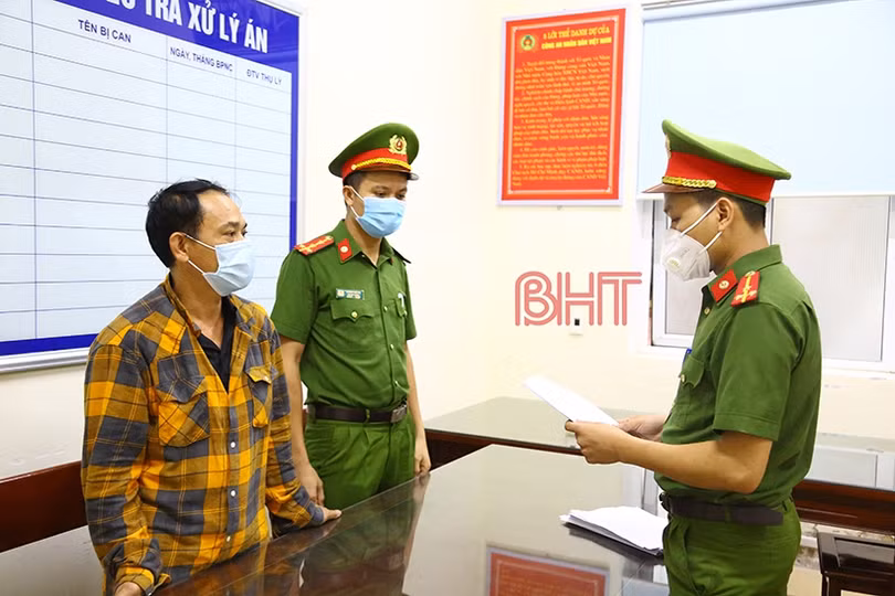 Hà Tĩnh: Khởi tố, bắt tạm giam 2 đối tượng chống đối, đe dọa CSGT