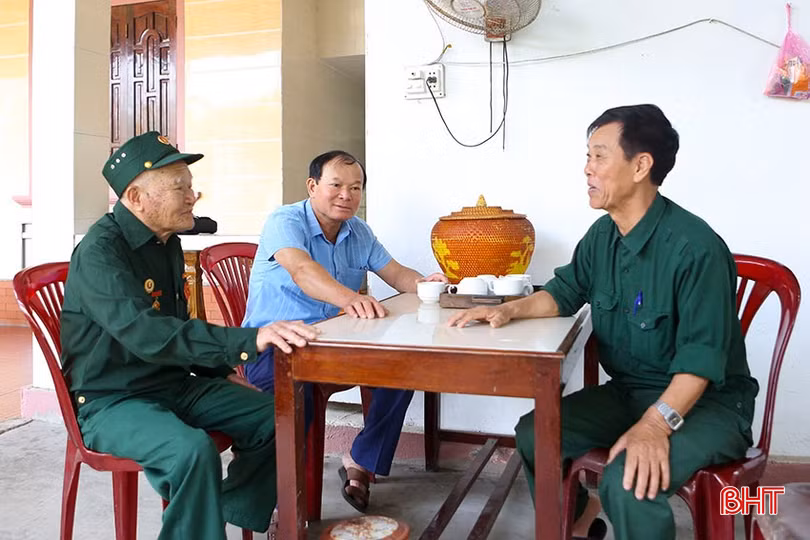 Cựu chiến binh Nguyễn Xuân Vinh (ngoài cùng bên trái) chia sẻ về chiến dịch Điện Biên Phủ mà ông tham gia.
