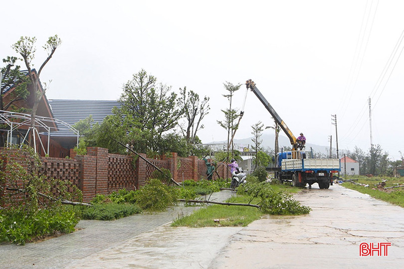 Trong sáng 26/8, các chủ cơ sở kinh doanh du lịch tại bãi tắm Xuân Hải (xã Lộc Hà) đã tiến hành khắc phục bão số 5 tại cơ sở của mình.