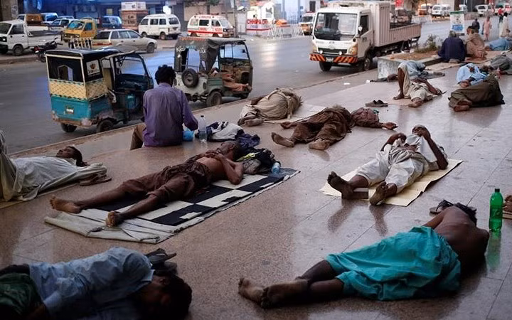 hinh anh nang nong kinh hoang lam 65 nguoi chet o pakistan