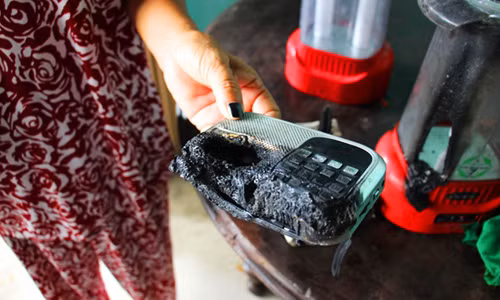 Chiếc radio nhà bà Lượng (Long An) cháy rụi. Ảnh: Hoàng Nam. Khoa học lý giải những vụ đồ vật tự bốc cháy