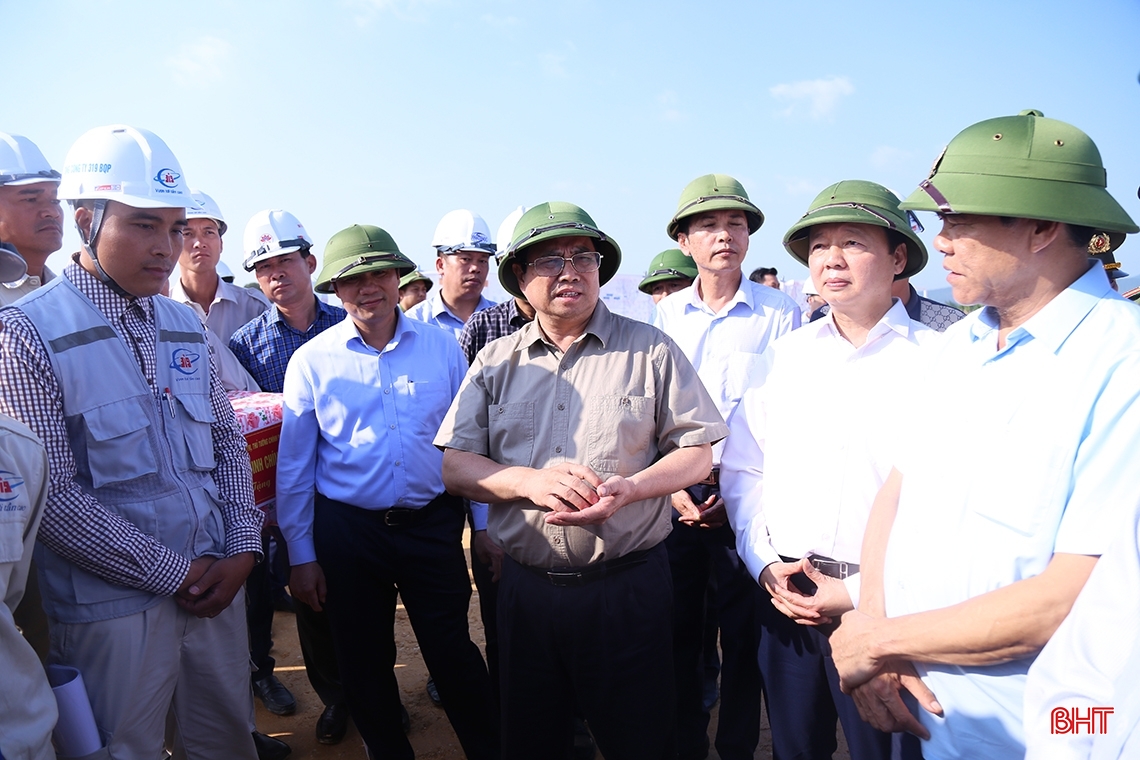 Thủ tướng kiểm tra tiến độ cao tốc Bắc - Nam qua Hà Tĩnh: Đảm bảo an toàn, tiến độ, chất lượng
