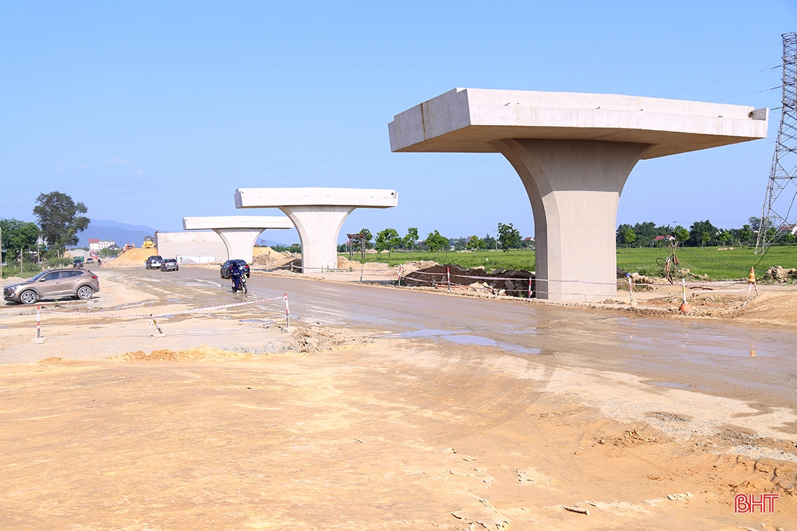 Thủ tướng kiểm tra tiến độ cao tốc Bắc - Nam qua Hà Tĩnh: Đảm bảo an toàn, tiến độ, chất lượng