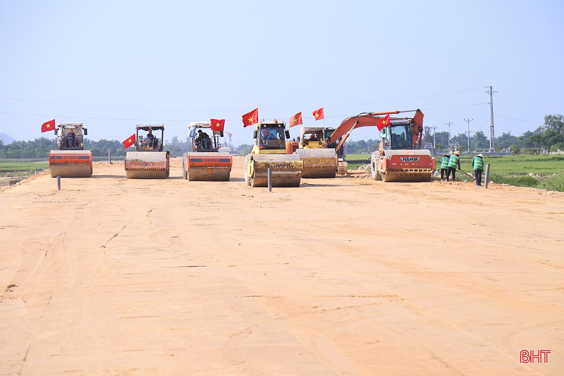 Thủ tướng kiểm tra tiến độ cao tốc Bắc - Nam qua Hà Tĩnh: Đảm bảo an toàn, tiến độ, chất lượng