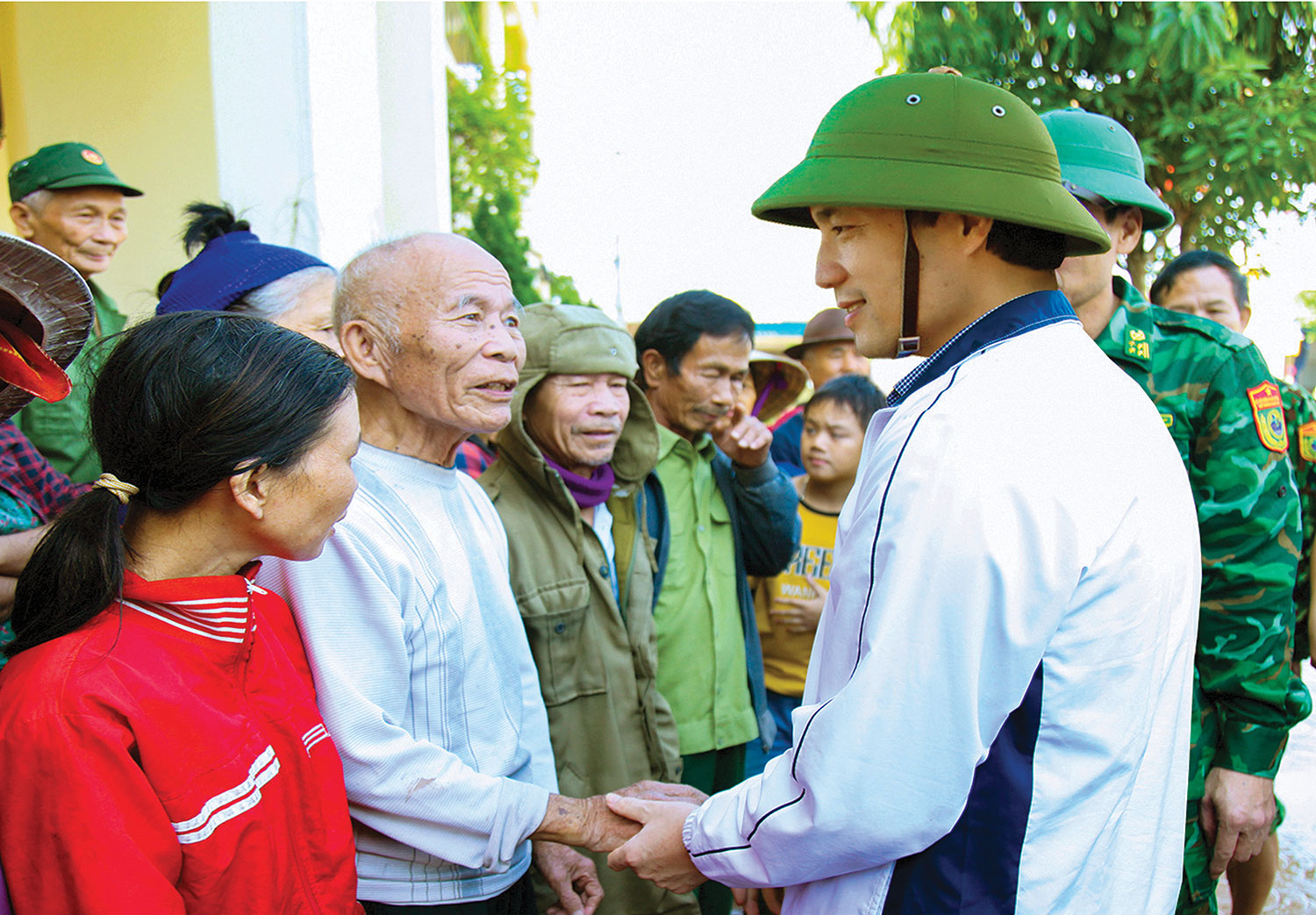 Hệ thống chính trị các cấp và mỗi người dân hãy chung sức, đồng lòng đưa nghị quyết của Đảng vào cuộc sống