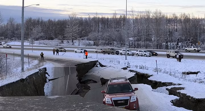 Nhà cửa hư hỏng, đường sá gãy nứt sau động đất ở Alaska (Mỹ)