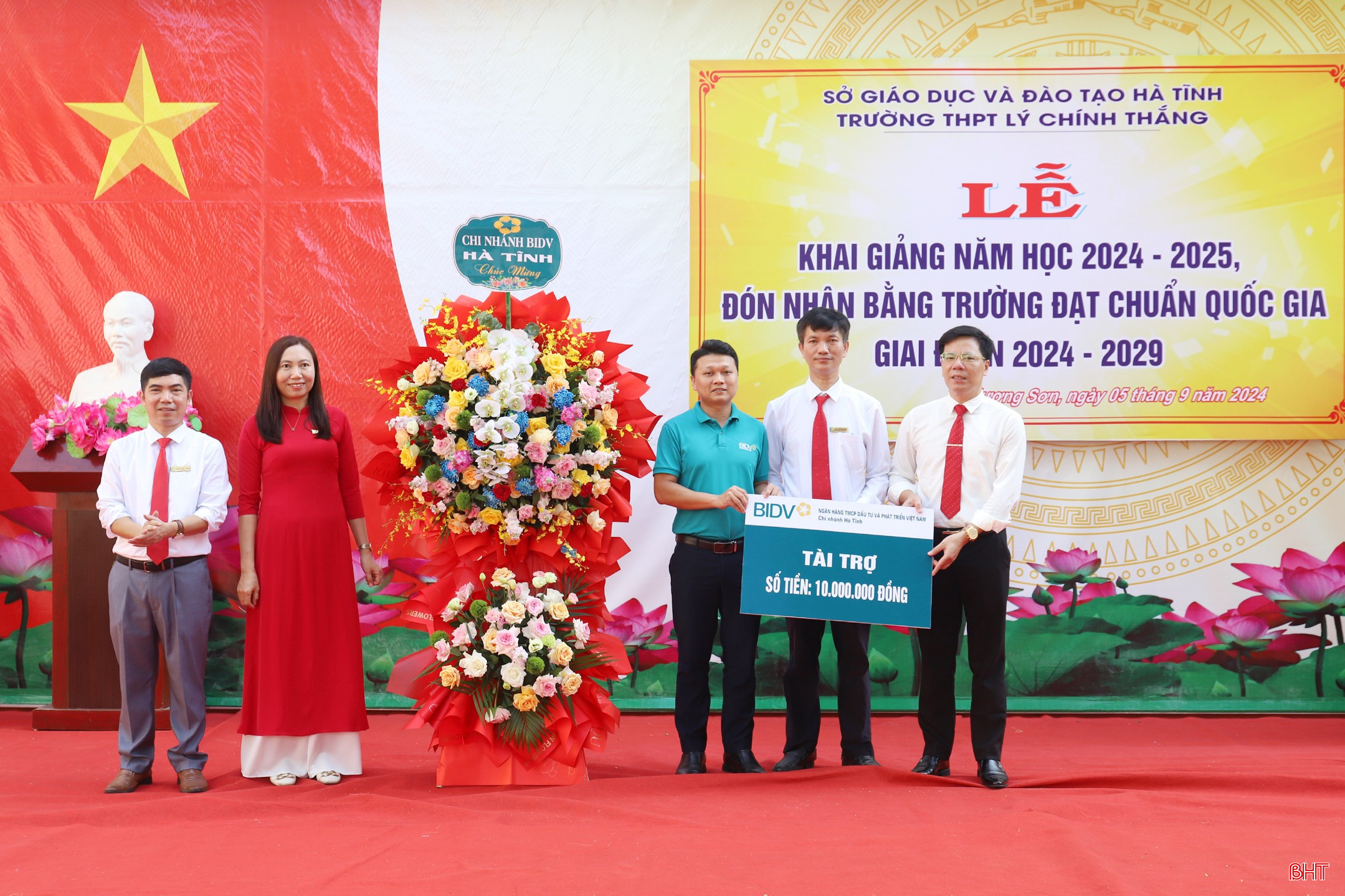 BIDV Chi nhánh Hà Tĩnh trao biểu trưng hỗ trợ 20 học sinh hoàn cảnh khó khăn học giỏi.