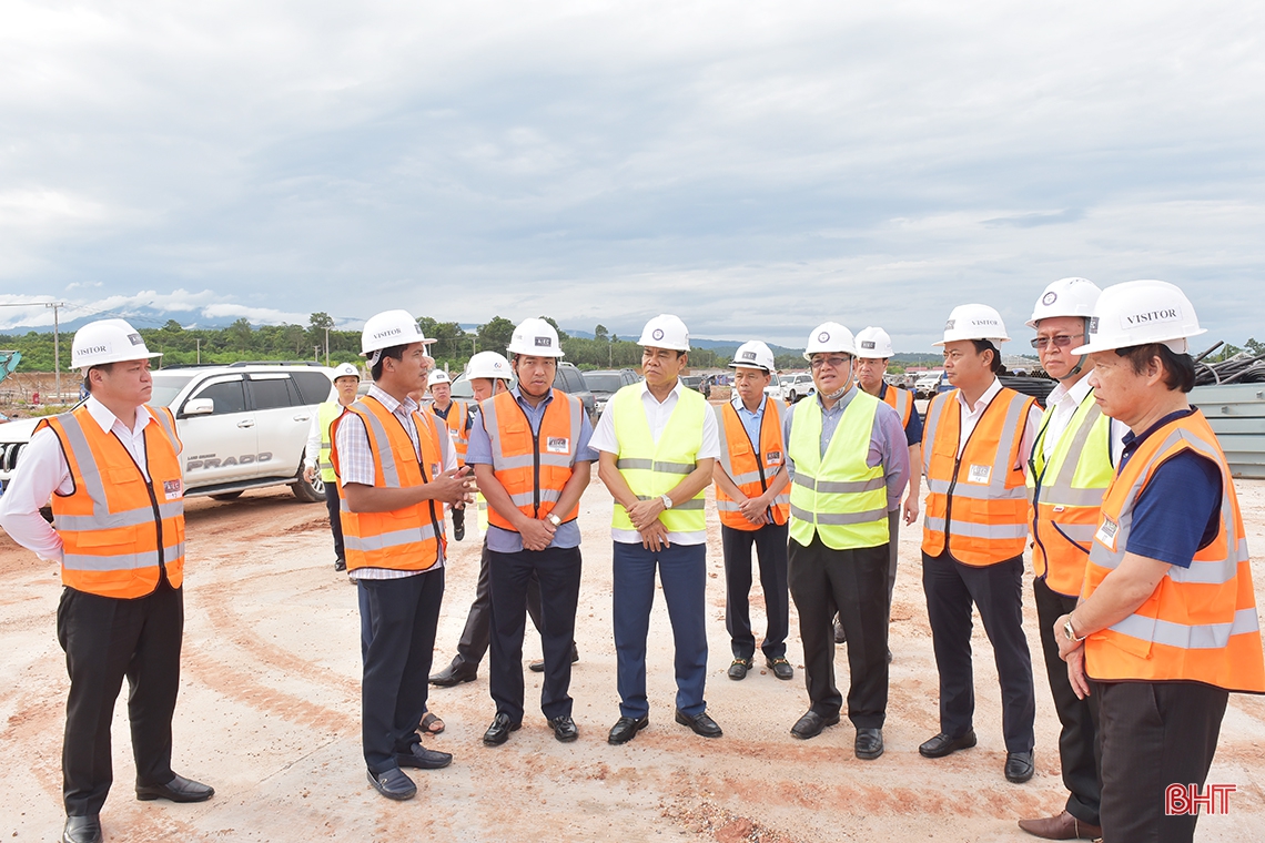 Lãnh đạo Hà Tĩnh dâng hương tưởng niệm liệt sỹ quân tình nguyện, tham quan một số dự án tại Lào