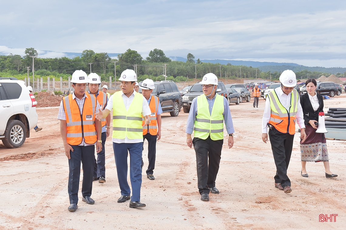Lãnh đạo Hà Tĩnh dâng hương tưởng niệm liệt sỹ quân tình nguyện, tham quan một số dự án tại Lào