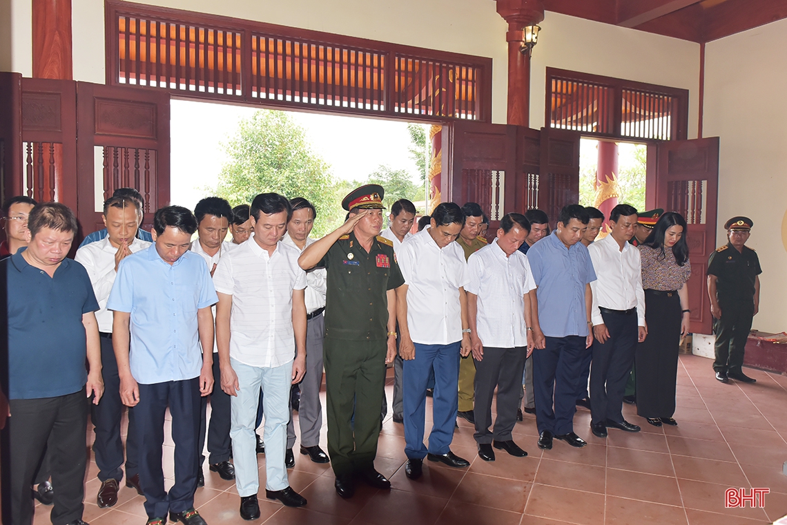 Lãnh đạo Hà Tĩnh dâng hương tưởng niệm liệt sỹ quân tình nguyện, tham quan một số dự án tại Lào