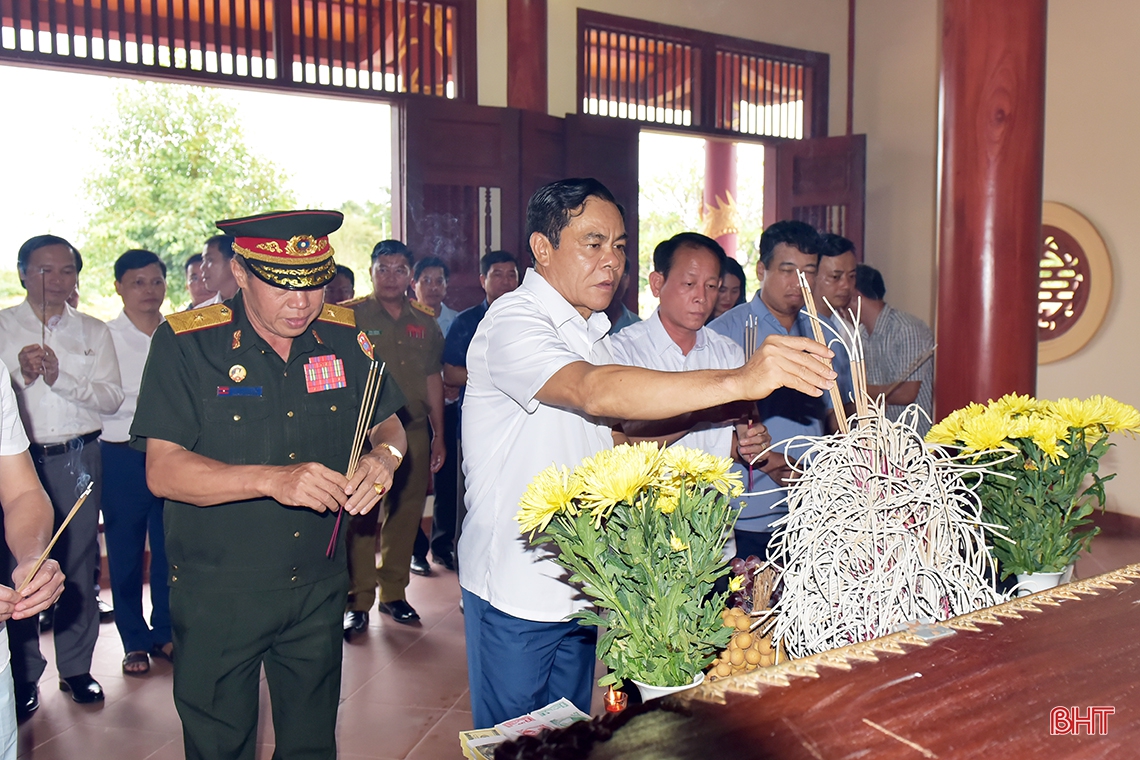 Lãnh đạo Hà Tĩnh dâng hương tưởng niệm liệt sỹ quân tình nguyện, tham quan một số dự án tại Lào