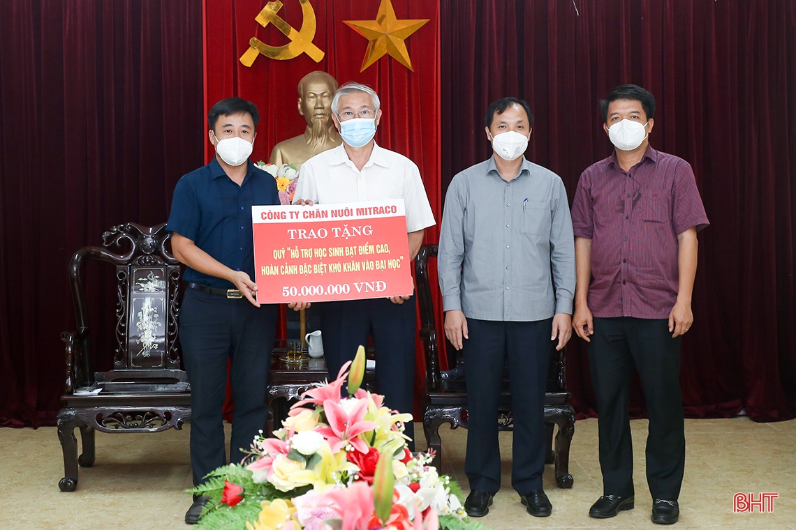 Các tổ chức, doanh nghiệp ủng hộ Quỹ “Hỗ trợ học sinh đạt điểm cao, hoàn cảnh đặc biệt khó khăn vào đại học” Hà Tĩnh