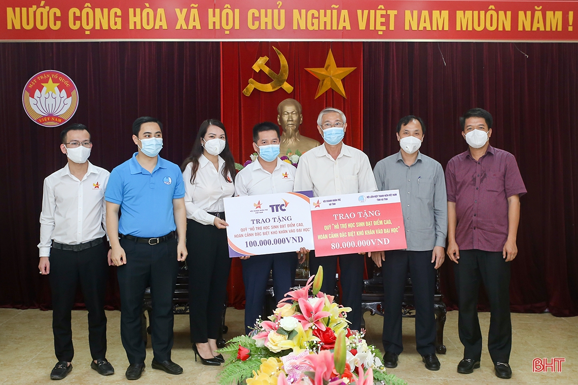 Các tổ chức, doanh nghiệp ủng hộ Quỹ “Hỗ trợ học sinh đạt điểm cao, hoàn cảnh đặc biệt khó khăn vào đại học” Hà Tĩnh