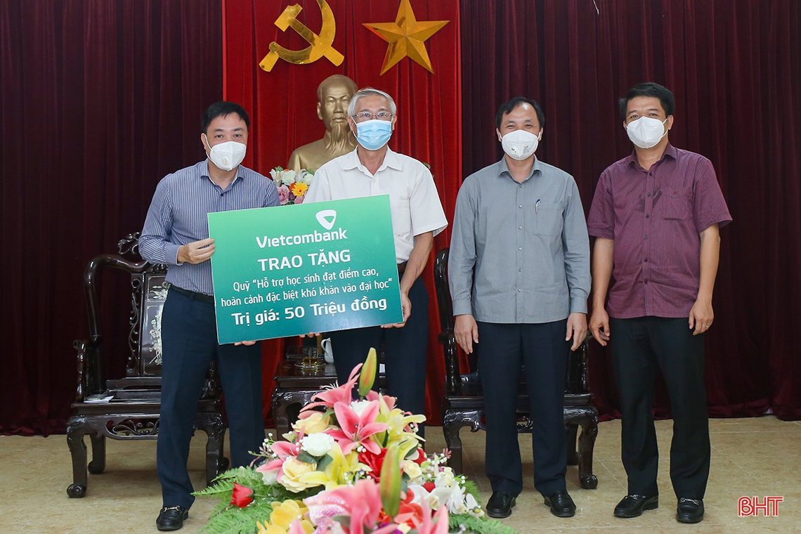 Các tổ chức, doanh nghiệp ủng hộ Quỹ “Hỗ trợ học sinh đạt điểm cao, hoàn cảnh đặc biệt khó khăn vào đại học” Hà Tĩnh