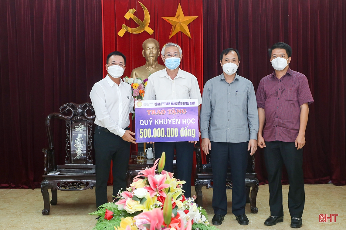 Các tổ chức, doanh nghiệp ủng hộ Quỹ “Hỗ trợ học sinh đạt điểm cao, hoàn cảnh đặc biệt khó khăn vào đại học” Hà Tĩnh