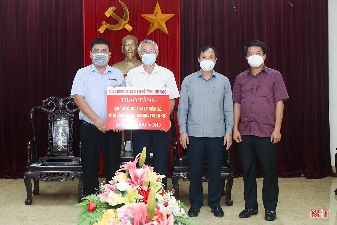 Các tổ chức, doanh nghiệp ủng hộ Quỹ “Hỗ trợ học sinh đạt điểm cao, hoàn cảnh đặc biệt khó khăn vào đại học” Hà Tĩnh
