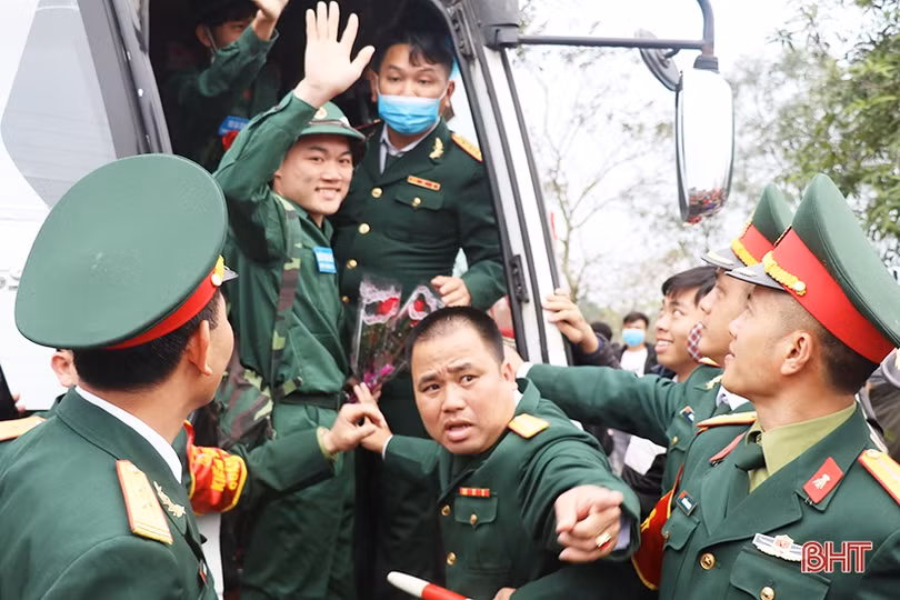 Lãnh đạo Hà Tĩnh chung vui ngày hội tòng quân với tân binh