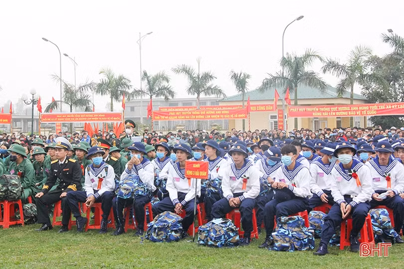 Lãnh đạo Hà Tĩnh chung vui ngày hội tòng quân với tân binh