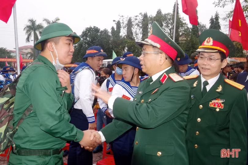 1.150 thanh niên Hà Tĩnh náo nức lên đường nhập ngũ