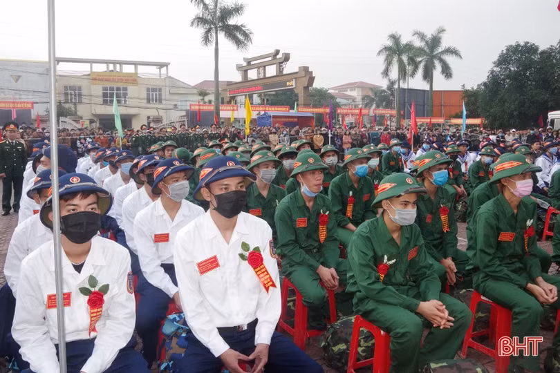 1.150 thanh niên Hà Tĩnh náo nức lên đường nhập ngũ