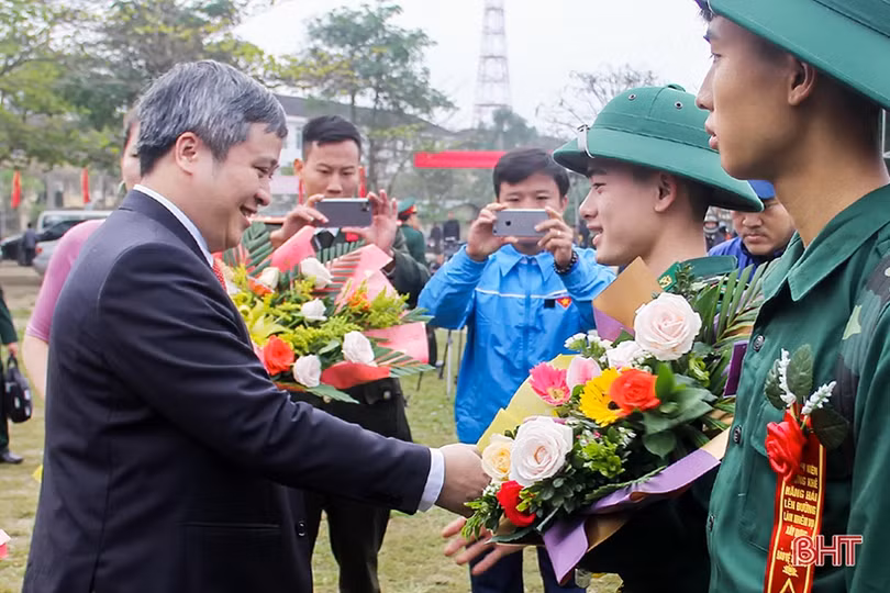 Chủ tịch UBND tỉnh tin tưởng tân binh Hà Tĩnh rèn luyện, phấn đấu, xứng đáng với truyền thống quê hương