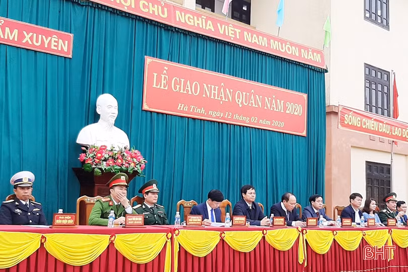 Lãnh đạo Hà Tĩnh chung vui ngày hội tòng quân với tân binh