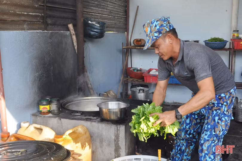 Mướt mắt những vườn rau tăng gia ở Trường Sa