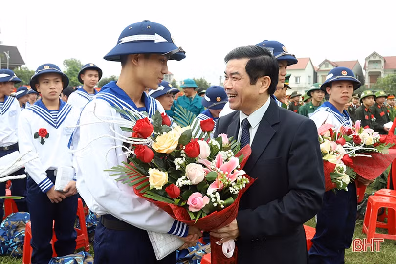 Lãnh đạo Hà Tĩnh chung vui ngày hội tòng quân với tân binh