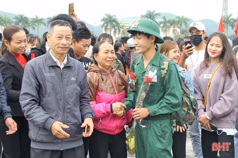 Lãnh đạo Hà Tĩnh chung vui ngày hội tòng quân với tân binh
