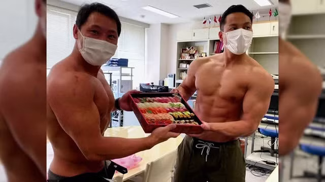 Nhà hàng thuê dàn trai “6 múi” cơ bắp vạm vỡ để giao hàng