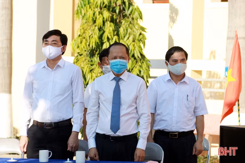 Lãnh đạo Hà Tĩnh chung vui lễ khai giảng năm học mới