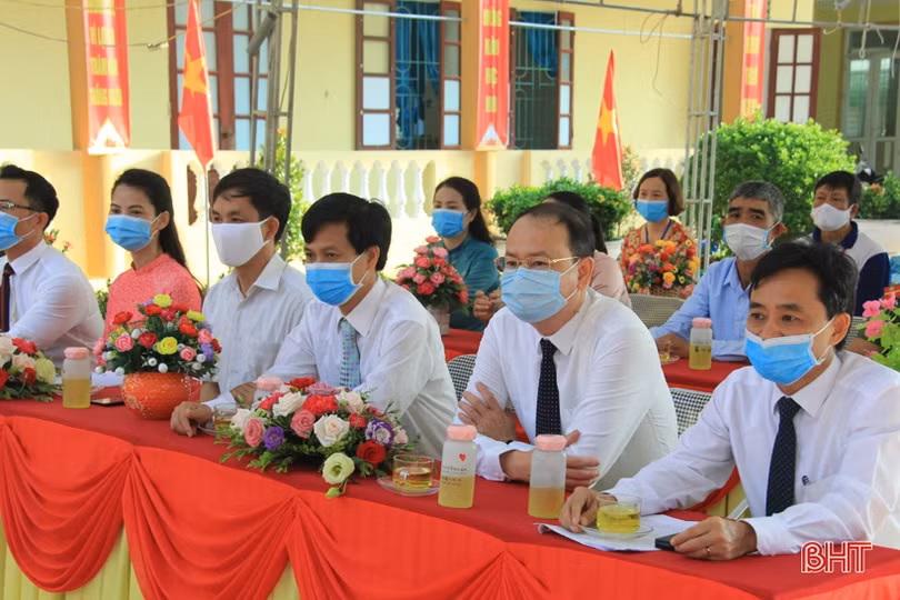 Lãnh đạo Hà Tĩnh chung vui lễ khai giảng năm học mới