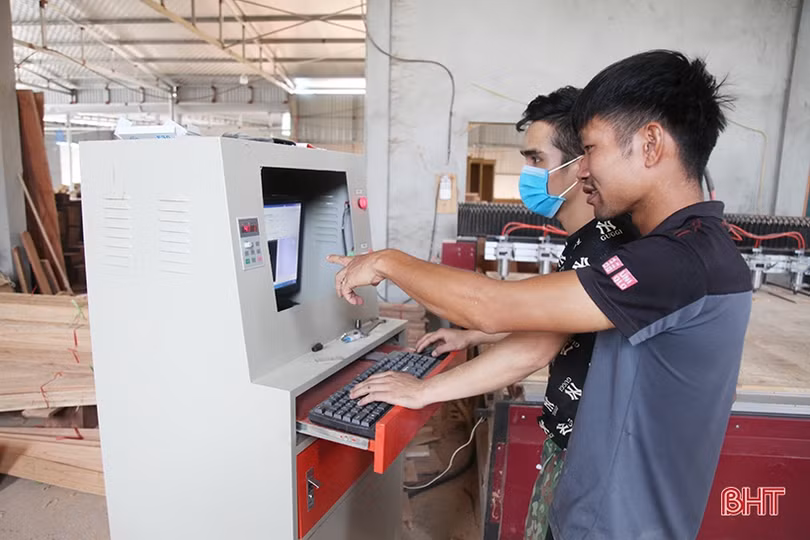 Từ chàng sinh viên lầm lỡ thành ông chủ xưởng nội thất gỗ lớn ở Hà Tĩnh