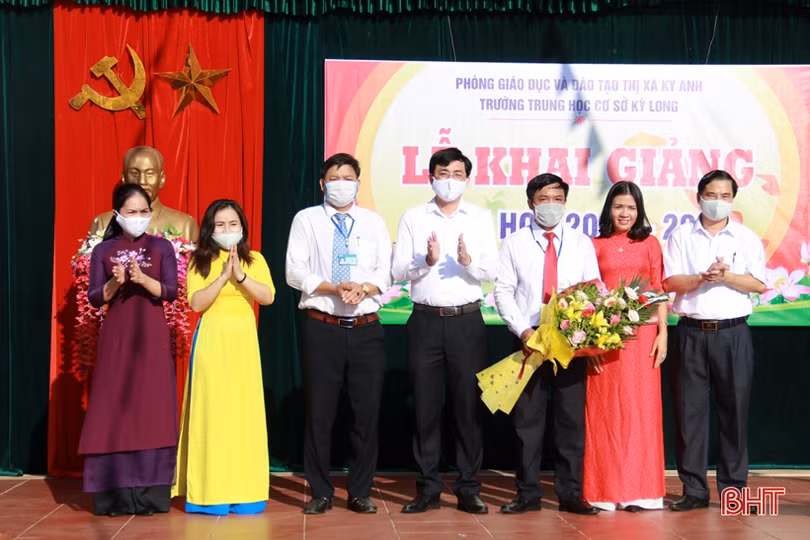 Lãnh đạo Hà Tĩnh chung vui lễ khai giảng năm học mới