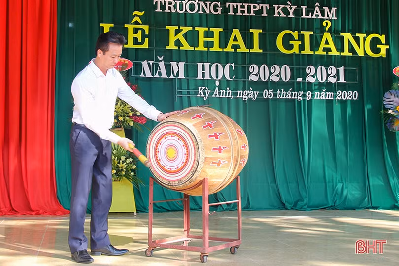Lãnh đạo Hà Tĩnh chung vui lễ khai giảng năm học mới