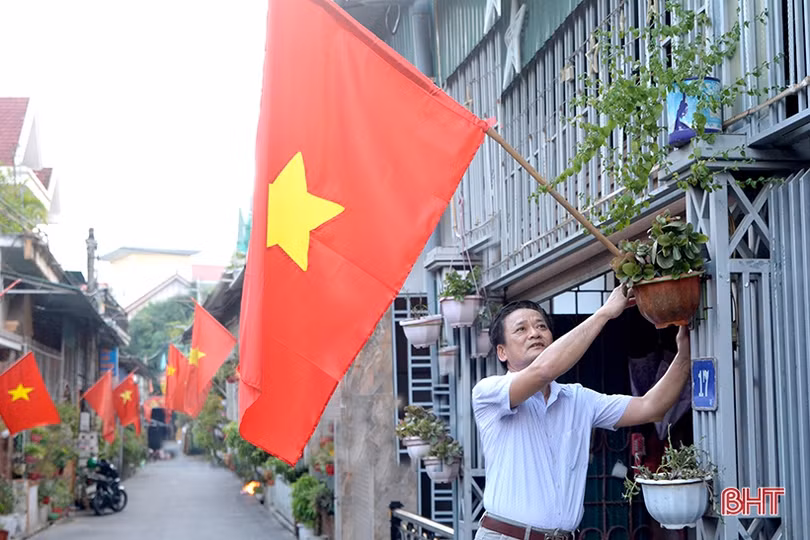 Cờ hoa rực rỡ đón Tết Độc lập ở thành phố Hà Tĩnh