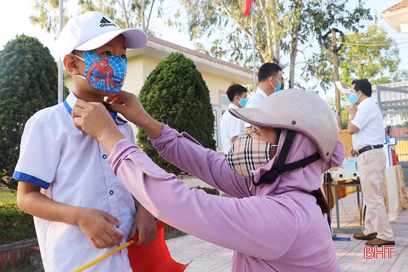 Lãnh đạo Hà Tĩnh chung vui lễ khai giảng năm học mới