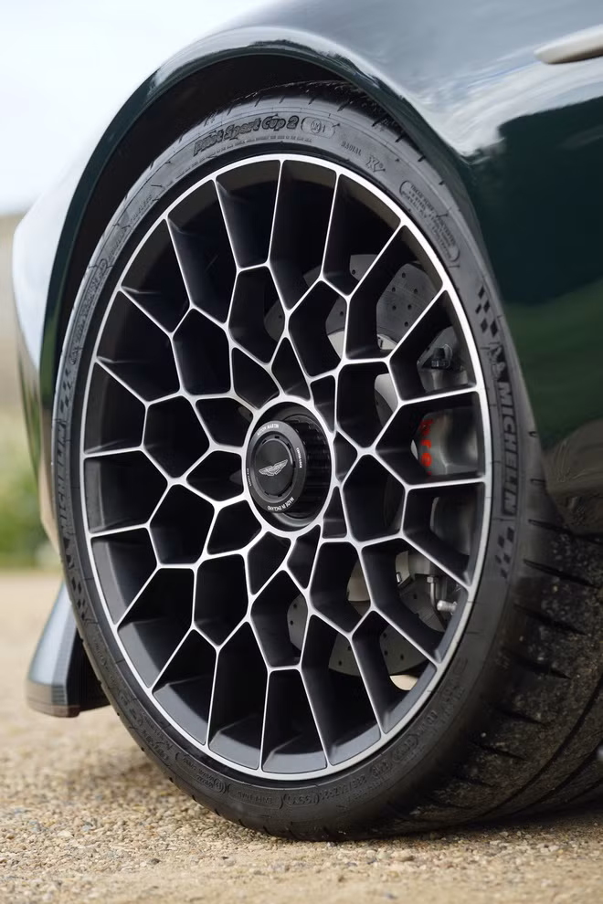 Siêu xe đặc biệt Aston Martin Victor mạnh 836 mã lực