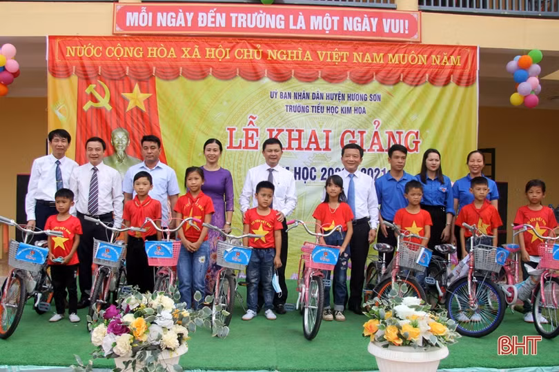 Lãnh đạo Hà Tĩnh chung vui lễ khai giảng năm học mới