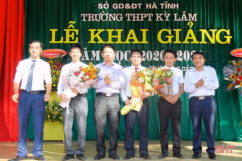 Lãnh đạo Hà Tĩnh chung vui lễ khai giảng năm học mới