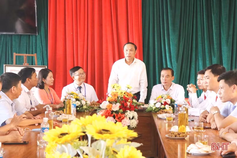 Lãnh đạo Hà Tĩnh chung vui lễ khai giảng năm học mới